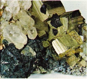 Pirit (sarı ve çizikli) Kuvars (yarı saydam billurlar) Hem bakır hem antimon hem de gümüş sülfür içeren minarel.