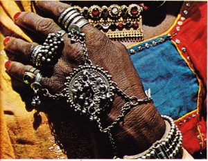 Gümüşten yapılmış Hint mücevherleri