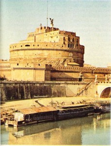 Tiber’in kıyısında Sant Angelo şatosu.