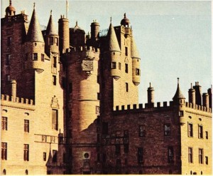 İskoçya'nın kuzeydoğusunda Fosfar'ın kuzeyinde Glamis şatosu