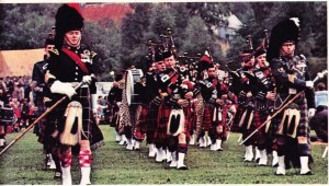 Geleneksel kıyafet içinde İskoçyalılar