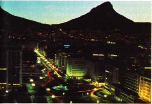 Kap kentinden bir gece görünüşü