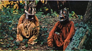 Fildişi Kıyısı’nda kötülükle savaşmaya hazırlanan fetişçiler.