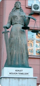 yargıtay binasının önündeki kadın heykeli