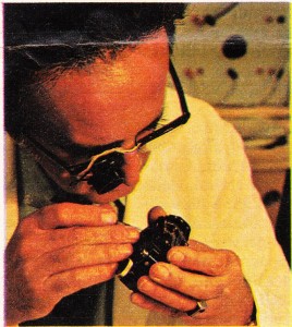 Üstün bir duyarlık ve daha büyük bir ölçüm yüzeyi sağlayan bir "TTL” Nikon hücre prizmasının ayarlanması.