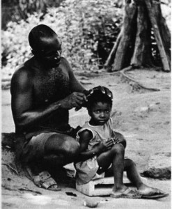 Füdişi Kıyısı insanı toprağına bağlıdır; kakao. kahve, pirinç, yerfıstığı yetiştirir, tunç ve altını işleyen usta bir el sanatçısıdır, aile yaşamına büyük önem