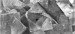 Açık mor renkteki flüorin billurları. Flüorin ya da flüorspat, vazolann üretiminde kullanıldığı gibi metalürjide de ergitici olarak kullanılır.