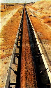 Dünyadaki fosfat üretiminin başta gelen ülkelerinden olan Fas 'taki bir maden yatağından fosfat taşıma hattı.