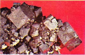 Doğal kurşun sülfürü olan galen (PbSI ile doğal çinko sülfürü olan blendin (ZnS) karışımı.