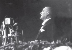 Atatürk konuşma yaparken