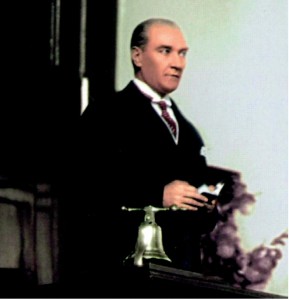 Atatürk meclis kürsüsünde