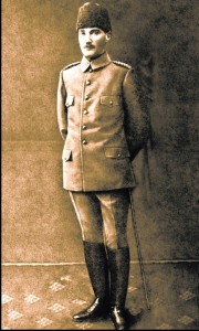 atatürk askeri üniforma ile