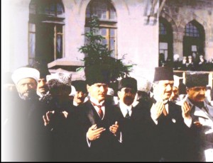 atatürk meclis açılışında dua ediyor