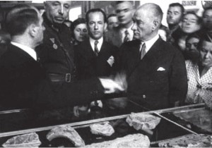 atatürk müzeyi ziyaret ederken