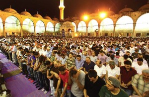 teravih namazı kılan müslümanlar