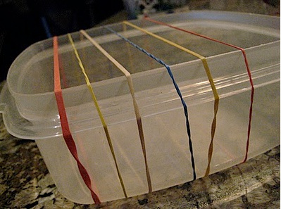 evdeki lastiklerden müzik aleti yapımı