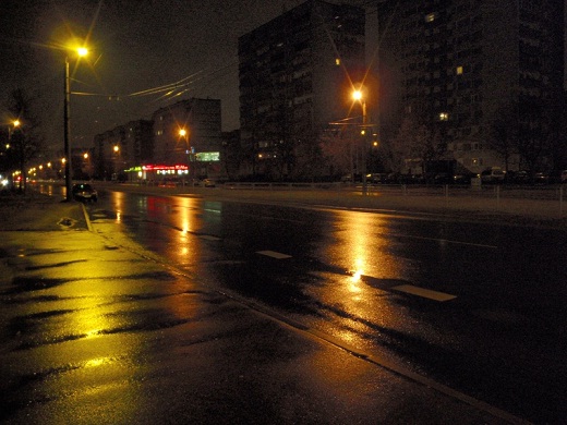 ıslak asfaltın ışık yansıtması