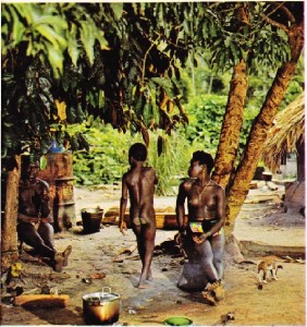 Surinam ormanlarında yaşayan zencilerin günlük yaşamından bir görünüş.