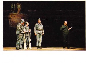 Aslan Asker Şvayk'ın tiyatro oyunundan bir sahne.