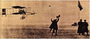Henri Farman'ın 13 Ocak 1908'de gerçekleştirdiği uçuştan bir görünüş