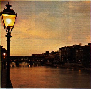 Amo kıyılarında günbatımı: arka planda, Ponte Vecchio üstündeki kuyumcu dükkânlarının ışıklan görülüyor.