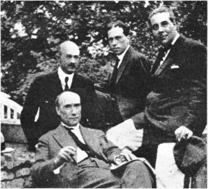 Andre Gide (oturan), Jean Schlumberger, Jacques Riviere ve Roger Martin du Gard (soldan sağa) ile birlikte (1911).