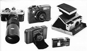 Soldan sağa 200 mm'lik teleobjektifli Konica T 3(24x36); Leica CL; Minox 35 EL (24x36); Rollei A 110 (28x28); Polaroit 70.