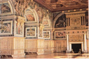 Süslemeleri Rosso ve Primaticcio tarafından gerçekleştirilmiş olan Pontainebleau şatosunun balo salonu.