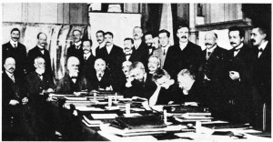 1911 yılında Brüksel'de Solvay Enstitüsü’nde fizikçilerin toplantısı. Soldan sağa, ayaktakiler: Goldschmidt, Planck, Rubens, Sommerfeld, Lindemann, de Broglie, Knudsen, Hasenohrl, Hostelet,Herzen, jeans, Rutherford, Poincare, Einstein. Oturanlar: Nemst, Briüouin, Solvay, Lorentz, Warburg, Wien, Langevin, Marie Curie, Kamerlingh Onnes.