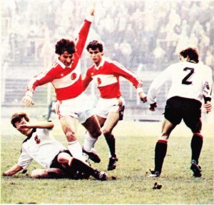 1983' te İstanbul'da İnönü stadyumunda Türkiye-Avusturya milli futbol takımları arasında oynanan ve Türkiye'nin 3-1 ’lik galibiyetiyle son bulan karşılaşmadan bir görüntü.