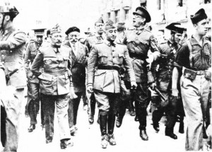 General Franco, 1937 yılında. Burgos caddelerinde general Cavalcanti ve Mola arasında.