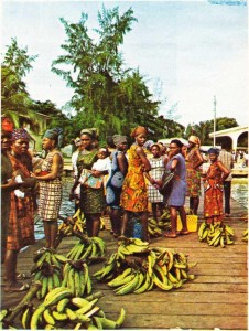 Gabon'un limanı Port-Gentil 'de yerli kadınlar ve muzlar.