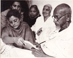 Mahatma Gandhi. 1947  yılında Delhi'deki evinde yandaşlarıyla birlikle.
