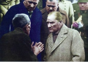 atatürk bir vatandaşı dinlerken