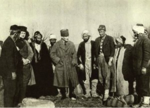 atatürk köylüler ile birlikte