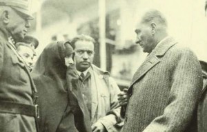 atatürk yaşlı kadını dinlerken