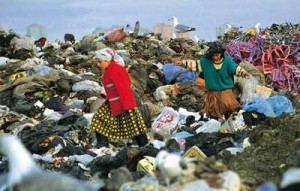 Çöpteki geri dönüştürülebilir atıklar,geçimini bu yolla sağlayan insanlar tarafından depolama alanından toplanarak dönüşüm tesislerine satılır.